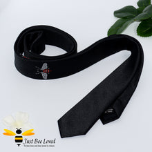 Load image into Gallery viewer, Men&#39;s handmade bee embroidered skinny neck tie in black 5cm width
