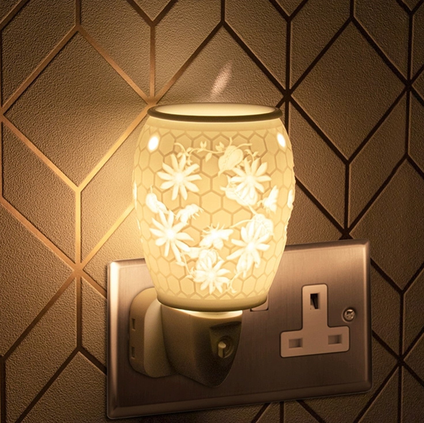 Honeycomb and bees etched ceramic white electric plug in aroma lamp with wax melt
